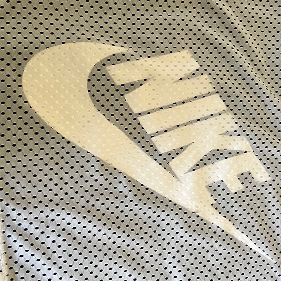 Nike workout/everyday top. Mesh overlay - Picture 3 of 5
